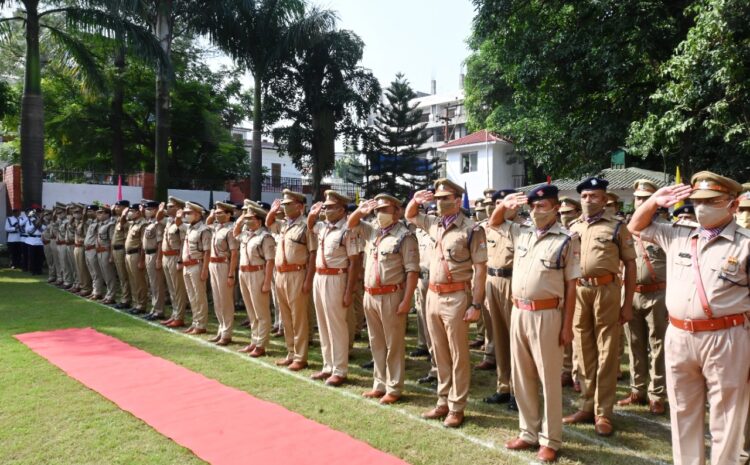  स्वतंत्रता दिवस  के अवसर पर श्री अशोक कुमार पुलिस महानिदेशक उत्तराखंड द्वारा पुलिस मुख्यालय प्रांगण में ध्वजारोहण कर तिरंगे को सलामी दी गई