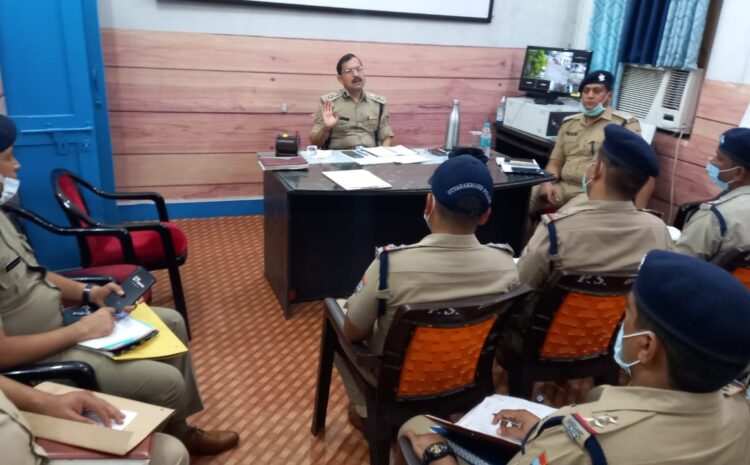 .               प्रेस नोट:-   आज दिनाँक 11/09/21 को  श्रीमान वरिष्ठ पुलिस अधीक्षक महोदय जनपद हरिद्वार द्वारा ग्रामीण क्षेत्रों के समस्त चौकी प्रभारियों के साथ कोतवाली रुड़की में बैठक आयोजित की गई। बैठक के दौरान सभी चौकी प्रभारियों का परिचय प्राप्त करते हुए उन्हे अवगत कराया गया कि अपने-अपने चौकी क्षेत्रों में घटना होने पर रिस्पांस टाइम तत्काल होना चाहिए तथा घटना की सूचना तत्काल अपने उच्च अधिकारियों को दी जाए। पुलिस को अपने क्षेत्र के महत्वपूर्ण संभ्रांत व्यक्तियों की जानकारी व आपसी समन्वय बेहतर होना चाहिए।   समस्त चौकी प्रभारी अपने-अपने क्षेत्रों में निम्न अपराधो पर सतर्क दृष्टि रखते हुए कार्यवाई करेंगे। 1) साइबर अपराध 2) महिला संबंधी अपराध 3) नशा विरोधी अपराध एवं 4) सुव्यवस्थित यातायात व्यवस्था   जिसका पर्यवेक्षण सम्बन्धित क्षेत्राधिकारियों द्वारा लगातार किया जाएगा साथ ही समस्त चौकी प्रभारियों पर लंबित विवेचनाओं के संबंध में आगामी 15 दिवस उपरांत मेरे द्वारा समीक्षा की जाएगी।