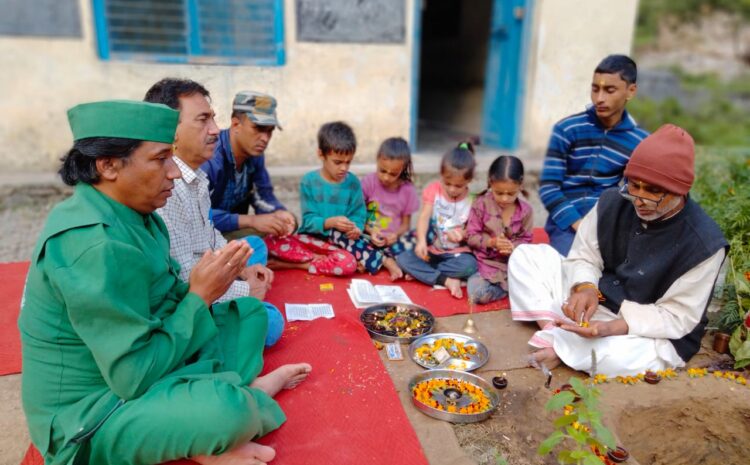  देहरादून: वृक्ष मित्र अभियान के तहत कोरोना, आपदा तथा अपने पितरों के आत्मा शान्ति के लिए दीप प्रज्वलित करके मजगांव में सर्व पितृ अमावस्य पर प्रार्थना सभा की गई कार्यक्रम वृक्षमित्र डॉ त्रिलोक चंद्र सोनी द्वारा किया