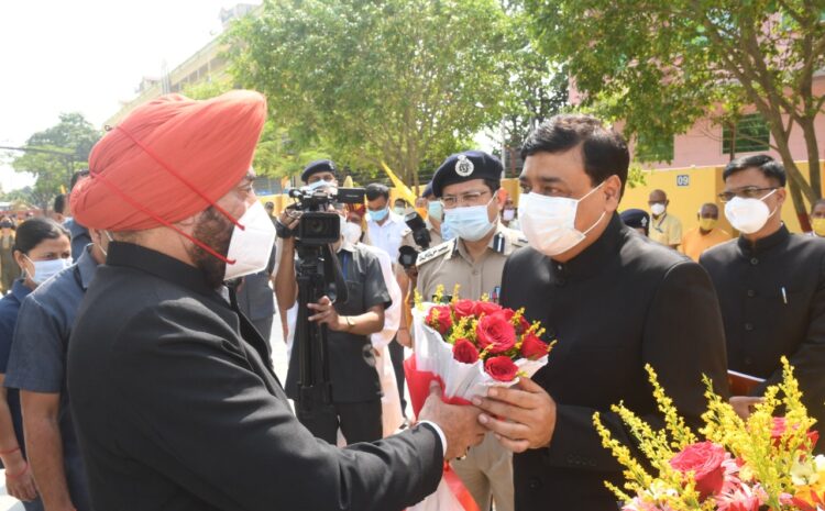  हरिद्वार। महामहिम राज्यपाल, उत्तराखण्ड, लेफ्टिनेंट जनरल श्री गुरमीत सिंह ने शुक्रवार को शान्तिकुंज, हरिद्वार में 125 फीट ऊंचे राष्ट्रीय ध्वज तिरंगा का मंत्रोच्चारण के बीच उद्घाटन किया।इससे पूर्व राज्यपाल का शान्तिकुंज परिसर पहुंचने पर भव्य स्वागत किया गया।