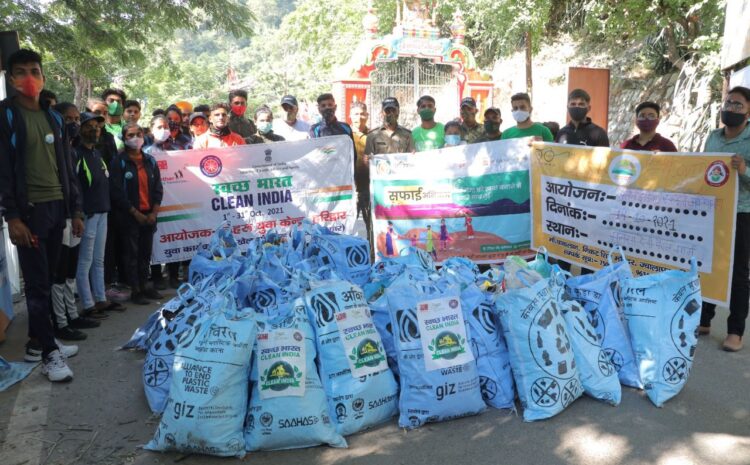  अविरल एवं नेहरू युवा केन्द्र द्वारा मिलकर मनसा देवी पर चलाया गया सफाई अभियान