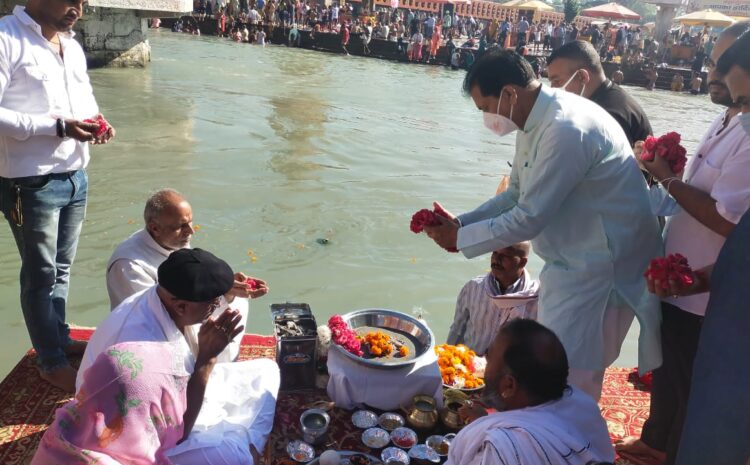  उत्तराखंड विधानसभा अध्यक्ष प्रेमचंद अग्रवाल ने हरकी पौड़ी पर पहुंच कर केंद्रीय जल शक्ति मंत्री से मिलकर उनकी मां के निधन पर शोक संवेदना व्यक्त की।