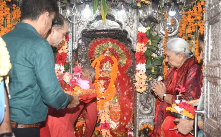  हरिद्वार। महामहिम राज्यपाल उत्तर प्रदेश श्रीमती आनंदीबेन पटेल जनपद हरिद्वार भ्रमण के अंतर्गत भारत माता मंदिर में दर्शन करने पहुंची। मन्दिर परिसर में पहुंचने पर अध्यक्ष समन्वय सेवा ट्रस्ट/जूना अखाड़ा के आचार्य महामंडलेश्वर स्वामी अवधेशानंद गिरी, समन्वय सेवा ट्रस्ट के सचिव आई0डी0 शास्त्री व स्वामी ललितानंद ने राज्यपाल का पुष्पगुच्छ भेंट कर स्वागत किया।