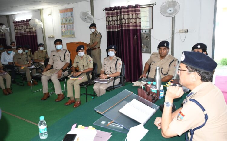  पुलिस उपमहानिरीक्षक/एसएसपी हरिद्वार महोदय द्वारा पुलिस जवानों का मासिक सैनिक सम्मेलन व पुलिस अधिकारियो के साथ मासिक अपराध समीक्षा बैठक करते हुए दिये आवश्यक दिशा निर्देशः