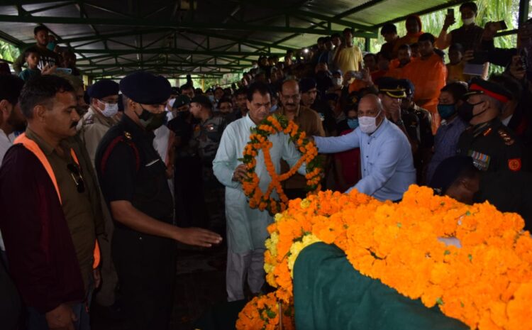  जम्मू-कश्मीर के पुंछ क्षेत्र में आतंकियों से मुठभेड़ के दौरान शहीद हुए सूबेदार अजय सिंह रौतेला का अंतिम संस्कार आज ऋषिकेश स्थित चंद्रेश्वर घाट में सैन्य सम्मान के साथ किया