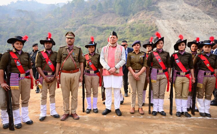  मुख्यमंत्री श्री पुष्कर सिंह धामी ने रुद्रप्रयाग में गार्ड ऑफ़ ऑनर में शामिल समस्त महिला पुलिस कर्मियो को नक़द पुरस्कार देकर सम्मानित किया