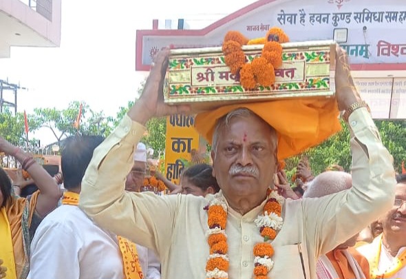  दिव्य भव्य भागवत कथा का शुभारंभ विश्व हिन्दू परिषद् के केन्द्रीय मन्त्री एवं अखिल भारतीय सेवा प्रमुख अजेय कुमार पारीक के कर कमलों द्वारा किया गया