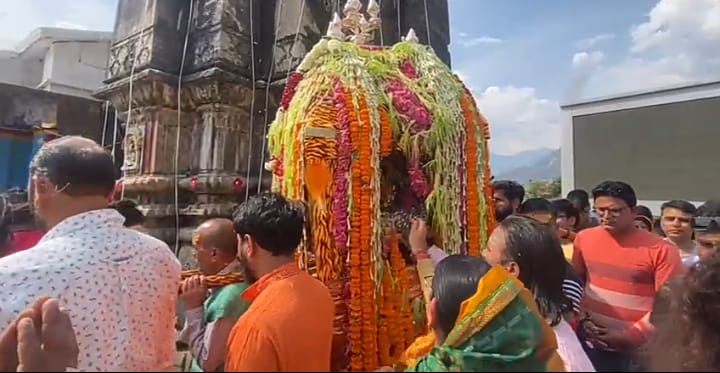 बैशाखी के पावन अवसर पर द्वितीय केदार श्री मदमहेश्वर जी की उत्सव डोली ने श्री ओंकारेश्वर मंदिर परिसर में दर्शन दिये तथा परिक्रमा की