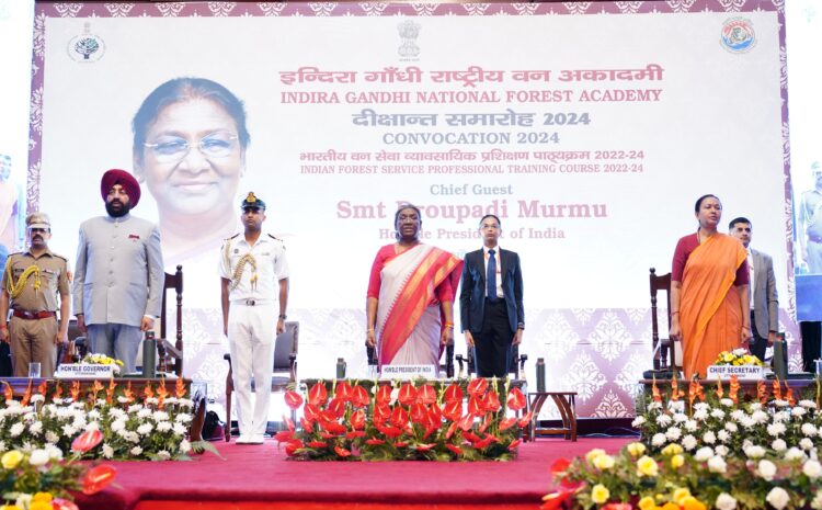  राष्ट्रपति श्रीमती द्रौपदी मुर्मु ने इन्दिरा गांधी राष्ट्रीय वन अकादमी, देहरादून में प्रशिक्षणरत व्यावसायिक प्रशिक्षण पाठ्यक्रम के भारतीय वन सेवा के परिवीक्षार्थियों के दीक्षांत समारोह में प्रतिभाग किया