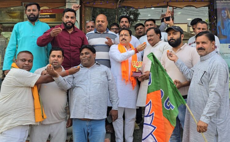  हरिद्वार सीट पर त्रिवेंद्र सिंह रावत की जीत पर भाजपा कार्यकर्ताओं ने एक दूसरे को खिलायी मिठाई