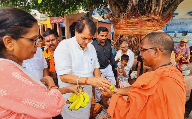  त्रिवेणी घाट पर डॉक्टर श्यामा प्रसाद मुखर्जी के बलिदान दिवस पर आयोजित कार्यक्रम में फल वितरित करते* डॉ प्रेमचंद अग्रवाल