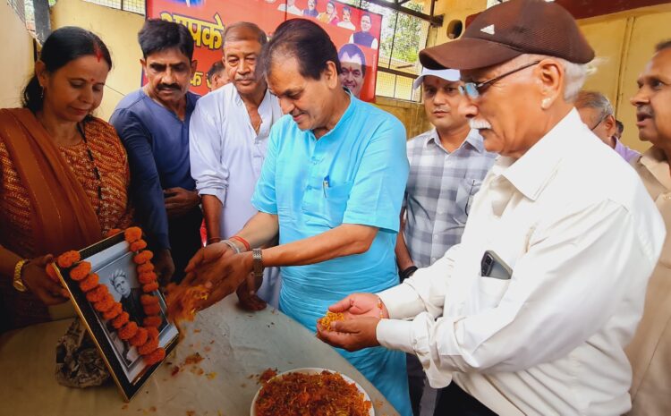  क्षेत्रीय विधायक व मंत्री डॉ प्रेमचंद अग्रवाल ने महान साहित्यकार व राष्ट्रगीत के रचियता बंकिम चंद्र चट्टोपाध्याय की जयंती पर वरिष्ठ नागरिकों का पुष्प गुच्छ देकर सम्मान किया