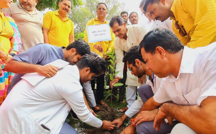  जम्मू कश्मीर के कठुआ में शहीद हुए उत्तराखंड के पांच वीर जवानों की स्मृति में कैबिनेट मंत्री डॉ प्रेमचंद अग्रवाल ने कार्यकर्ताओं के साथ पौधारोपण किया