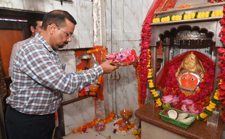 हरिद्वार जिलाधिकारी कर्मेंद्र सिंह ने चंडी देवी मंदिर मे पूजा अर्चना की जनपद, राज्य व देश के चहुमुखी विकास, सुख–समृद्धि की कामना की