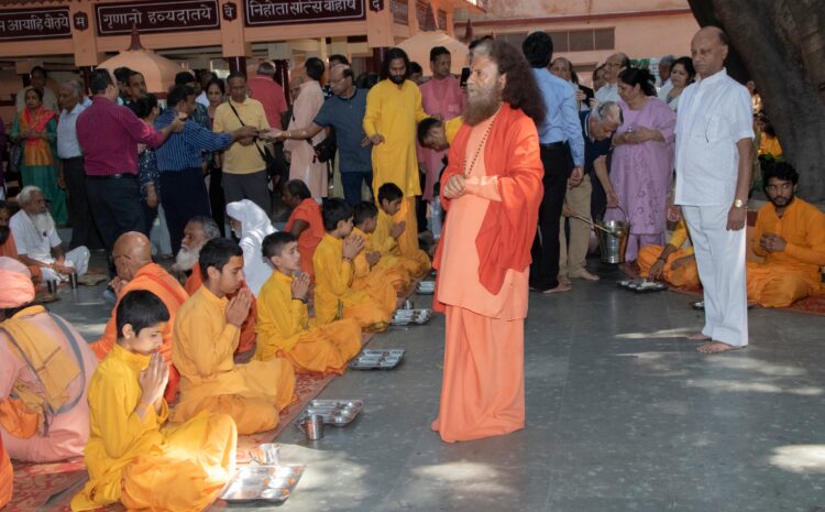  स्वामी चिदानन्द सरस्वती जी ने ऋषिकुमारों, संतों और निराश्रितों को कराया भोजन