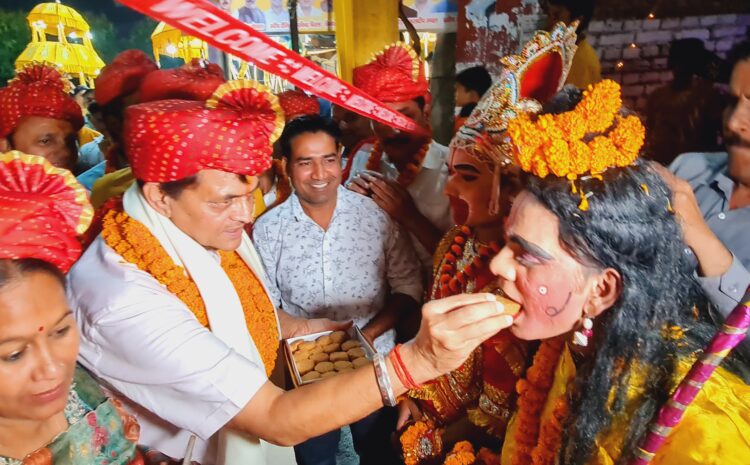 महर्षि वाल्मीकि जयंती के मौके पर वाल्मीकि मंदिर से शोभायात्रा का शुभारंभ मंत्री डॉ प्रेमचंद अग्रवाल ने दीप प्रज्ज्वलित कर किया